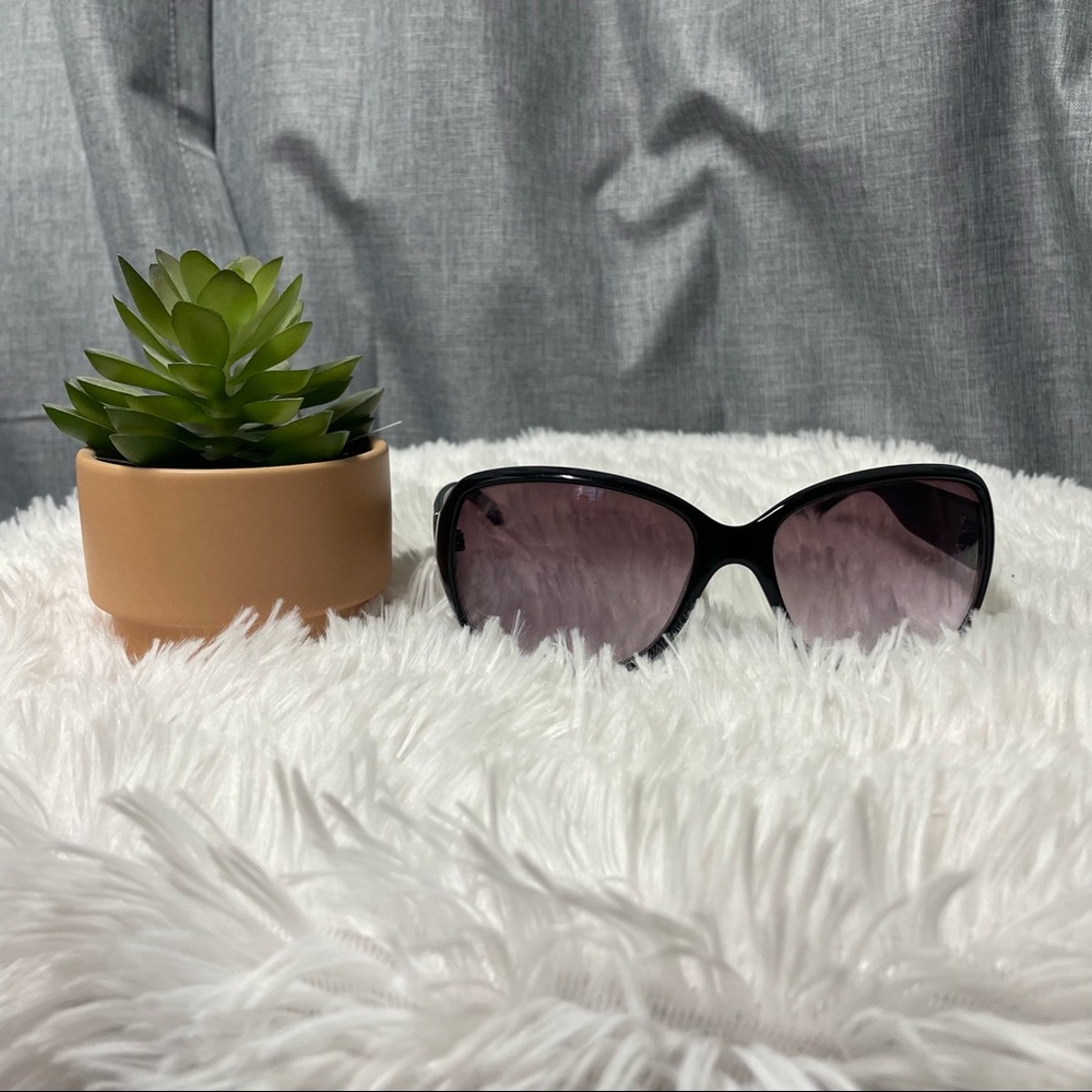 O by Oscar De La Renta Sunglasses